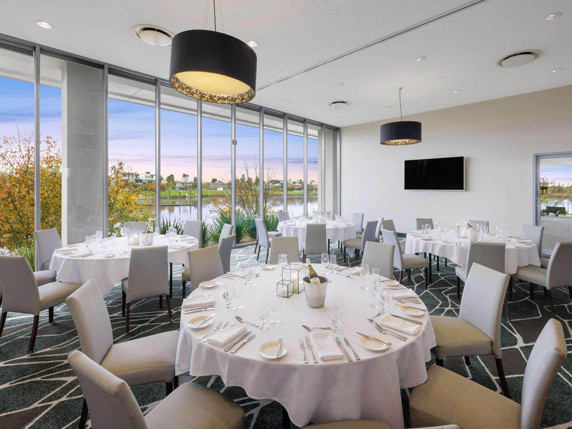Mercure Melbourne Каролин Спрингс Екстериор снимка
