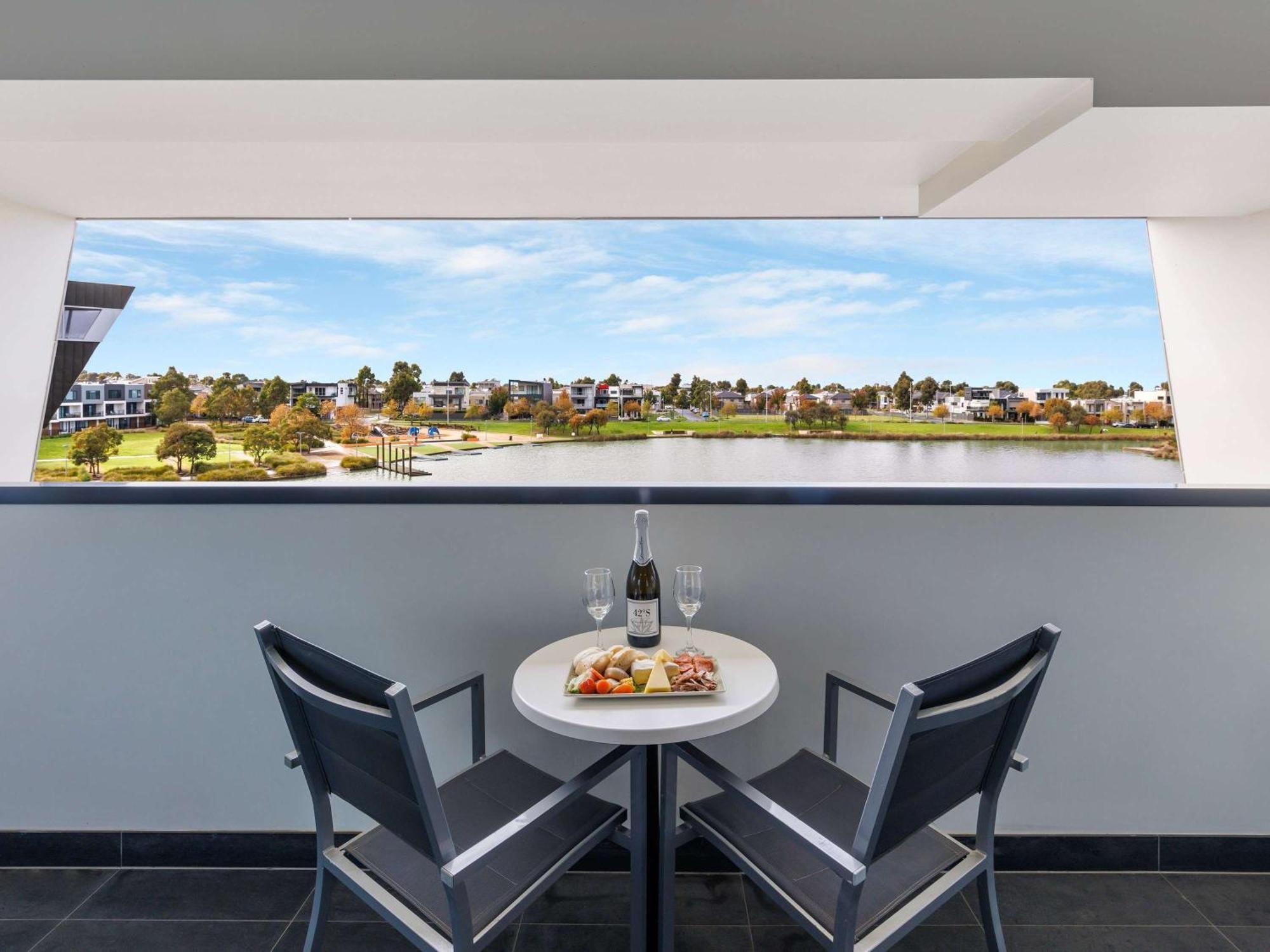 Mercure Melbourne Каролин Спрингс Екстериор снимка