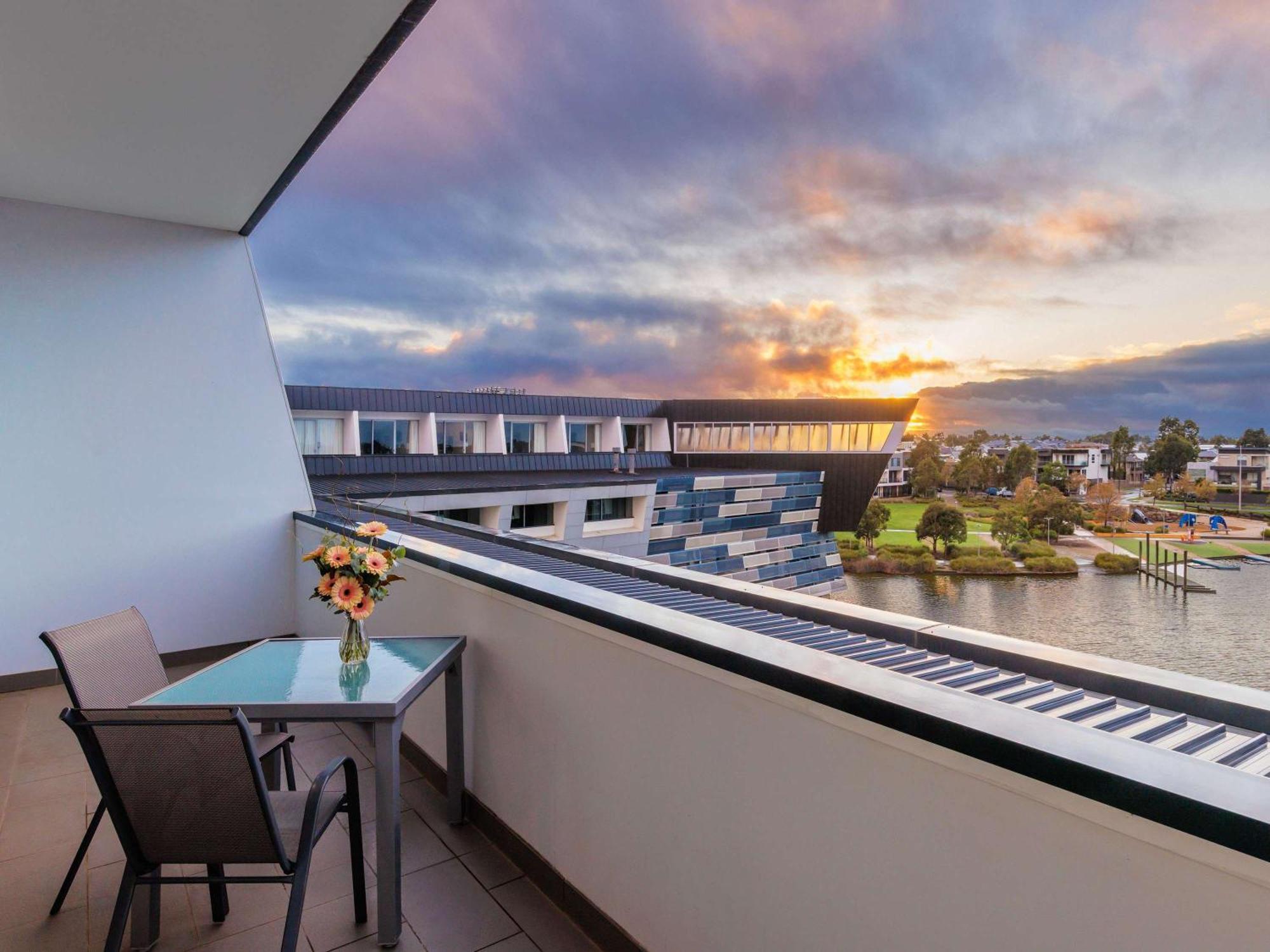 Mercure Melbourne Каролин Спрингс Екстериор снимка
